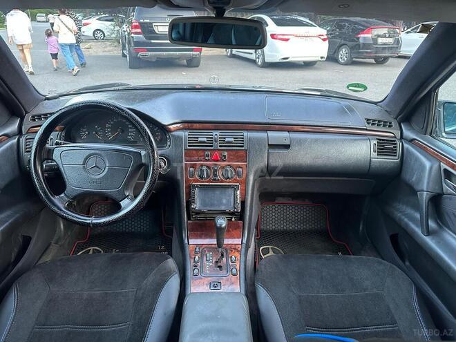 Mercedes E 240-13