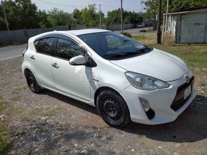 Toyota Aqua-10