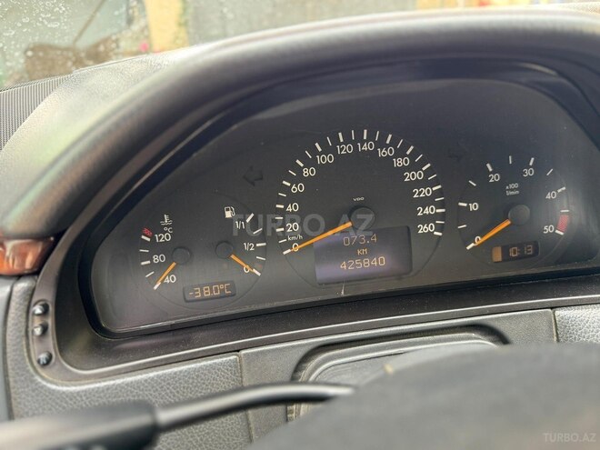 Mercedes E 220-13
