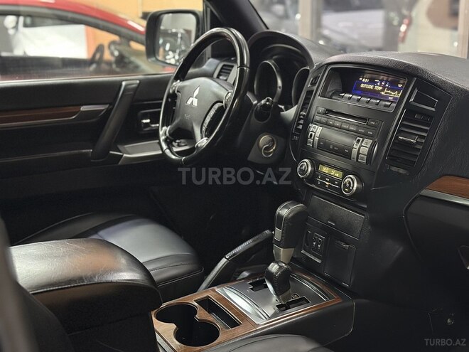 Mitsubishi Pajero-13