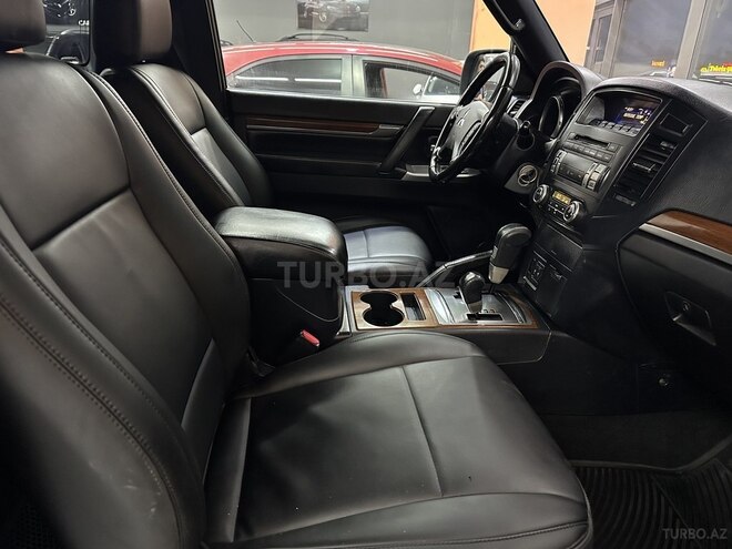 Mitsubishi Pajero-12