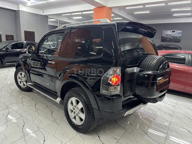 Mitsubishi Pajero-4