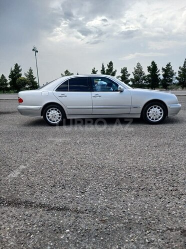 Mercedes E 240-4