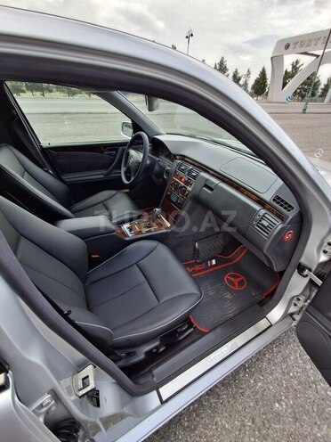 Mercedes E 240-16
