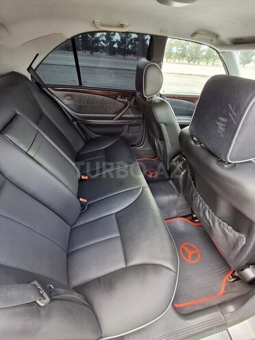 Mercedes E 240-17