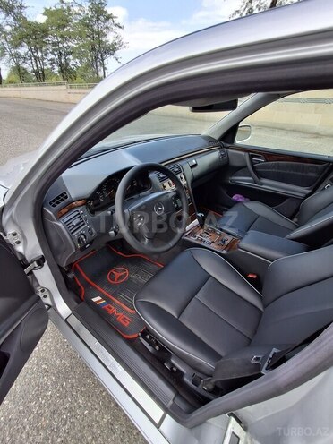 Mercedes E 240-19