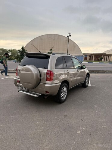 Toyota RAV4-8