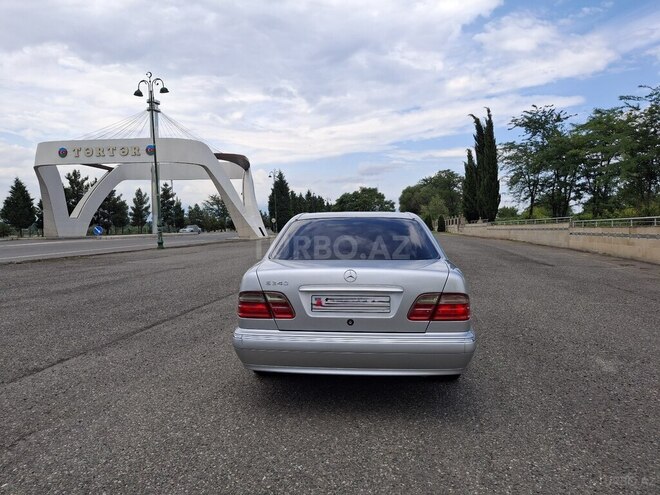 Mercedes E 240-2