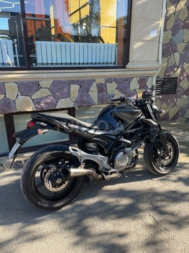 Suzuki SFV 650 Gladius-2