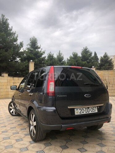 Ford Fusion-7
