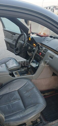 Mercedes E 240-12