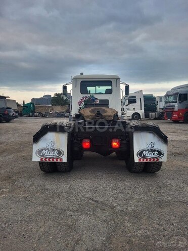 Mack Granite-10