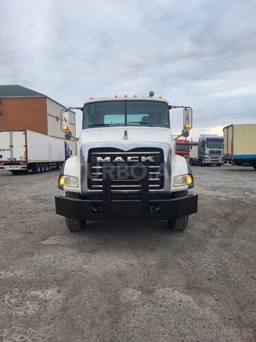 Mack Granite-3
