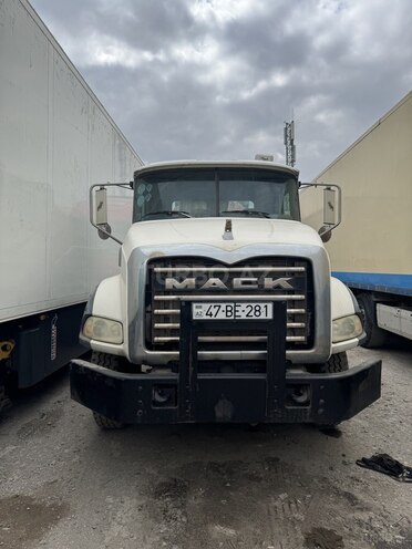 Mack Granite-1