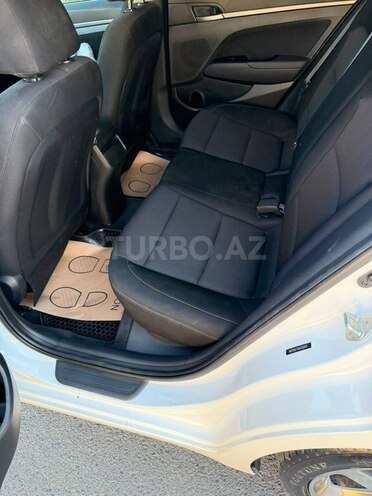 Hyundai Elantra-16
