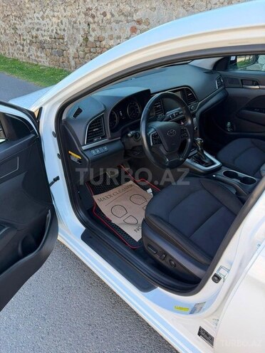 Hyundai Elantra-13