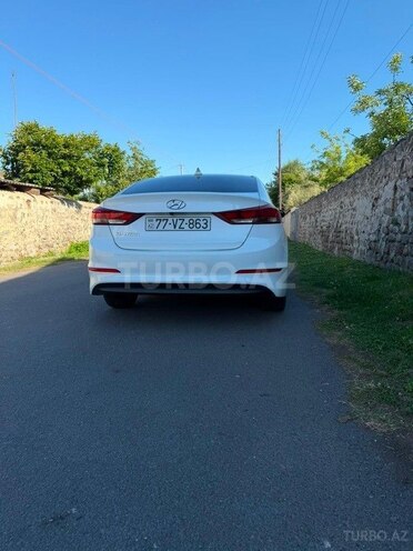 Hyundai Elantra-12