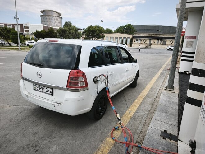 Opel Zafira-5