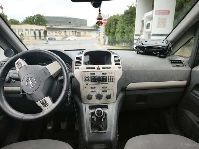 Opel Zafira-8