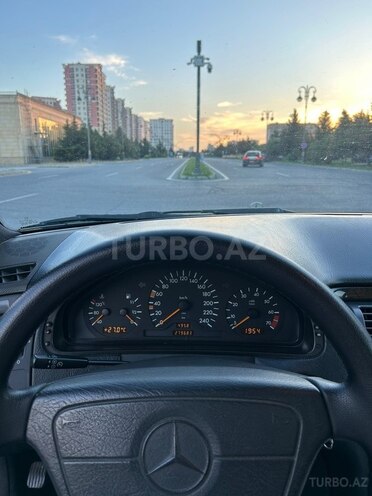 Mercedes E 230-13