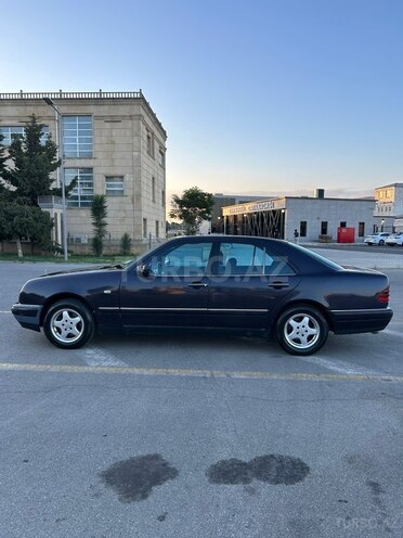 Mercedes E 230-11