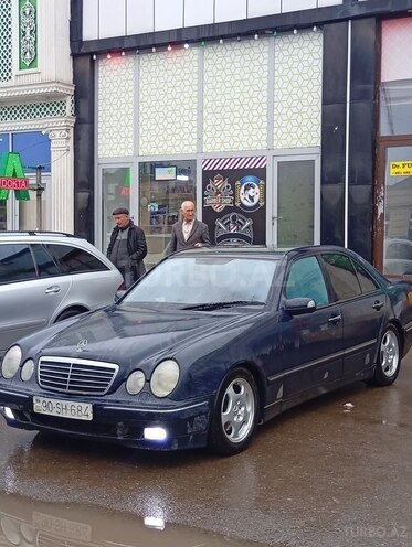 Mercedes E 270-1