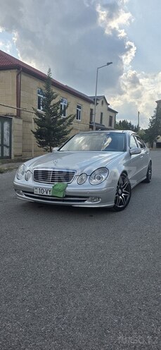 Mercedes E 270-1