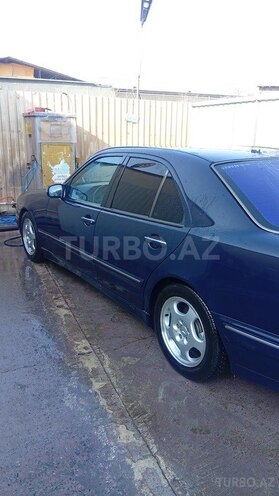 Mercedes E 270-3