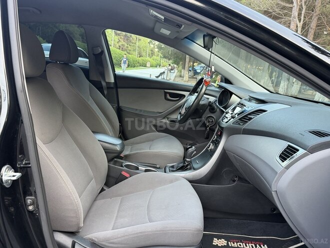 Hyundai Elantra-13