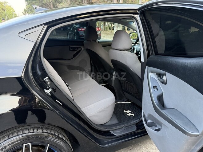 Hyundai Elantra-12