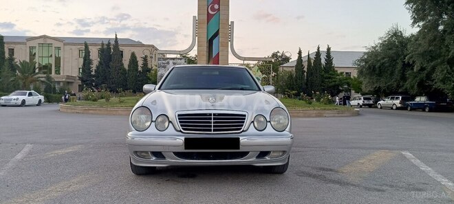 Mercedes E 270-1