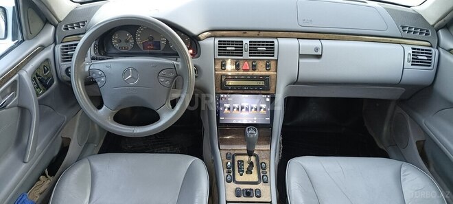 Mercedes E 270-7