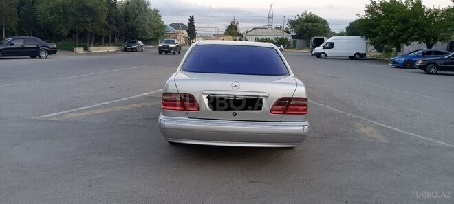 Mercedes E 270-6