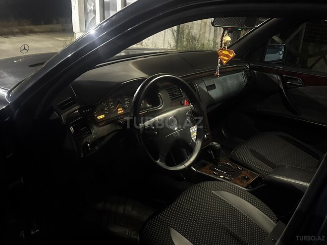 Mercedes E 230-4