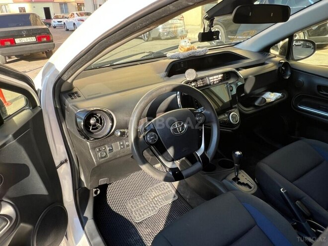 Toyota Aqua-7