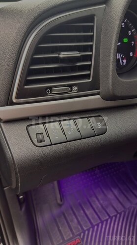 Hyundai Elantra-10