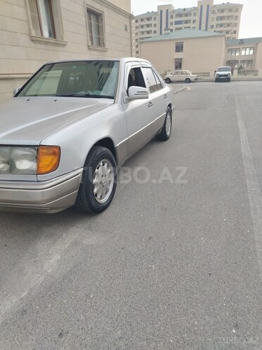 Mercedes 200 D-17
