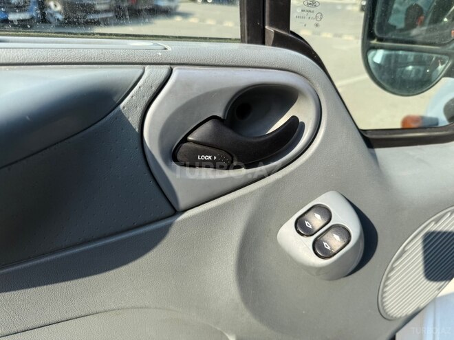 Ford Transit-13