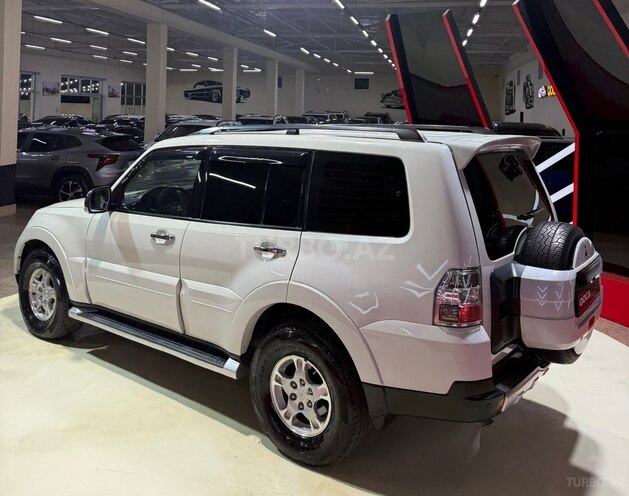 Mitsubishi Pajero-7
