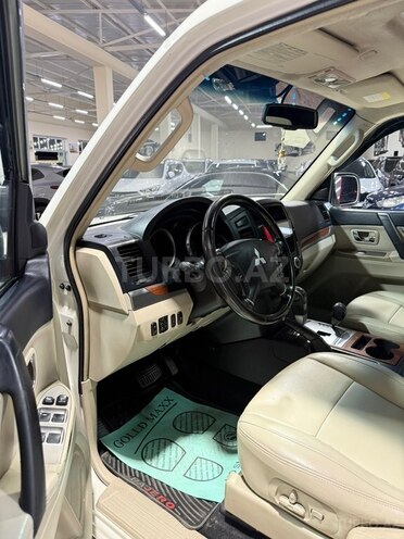 Mitsubishi Pajero-12