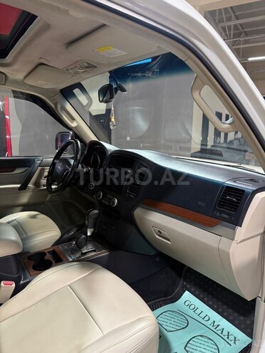 Mitsubishi Pajero-13