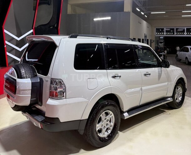 Mitsubishi Pajero-6