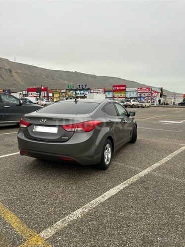Hyundai Elantra-2