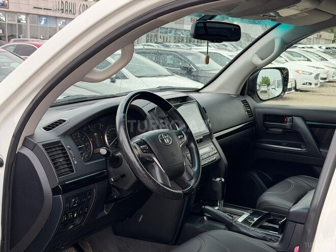 Toyota Land Cruiser-9