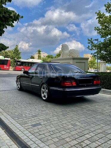 Mercedes E 320-11