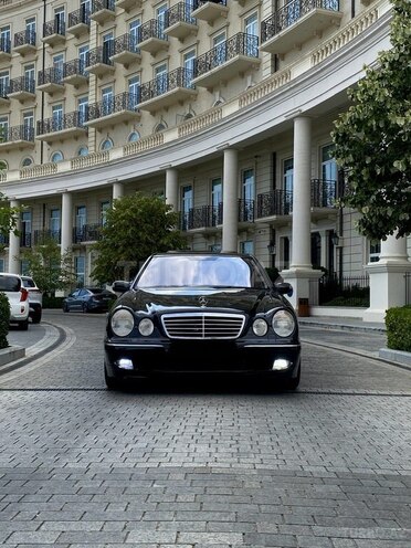 Mercedes E 320-1