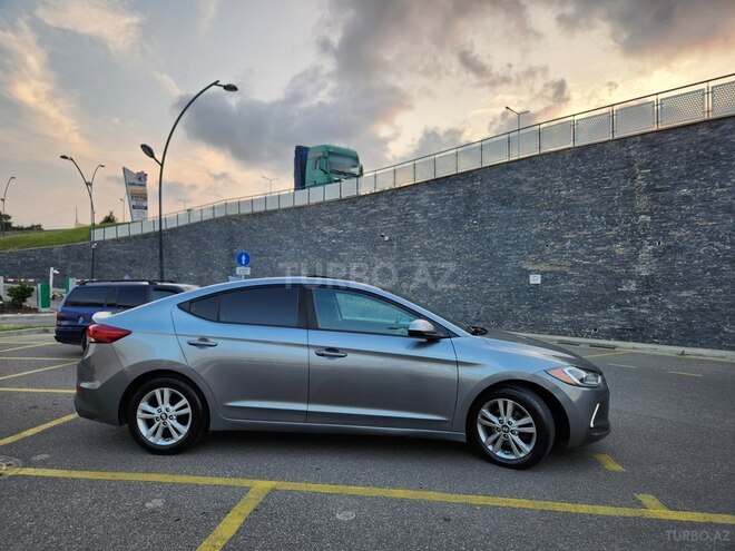 Hyundai Elantra-13