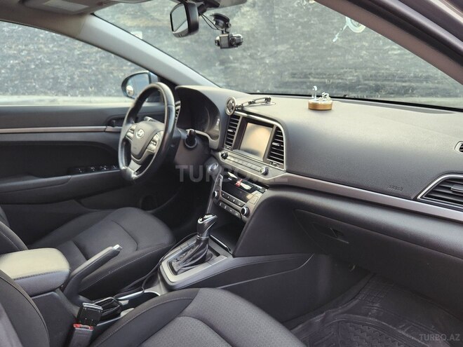 Hyundai Elantra-15