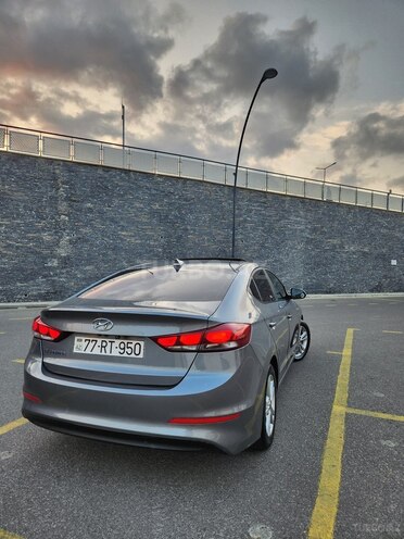 Hyundai Elantra-11