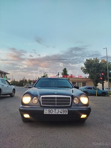Mercedes E 200-1